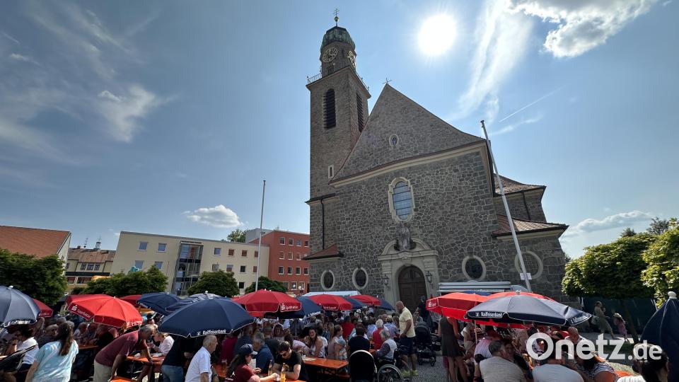Ein fast wolkenloser Himmel bescherte den Pfarrfestbesuchern im Schatten der Kirche einen wunderschönen Tag. Bild: dob