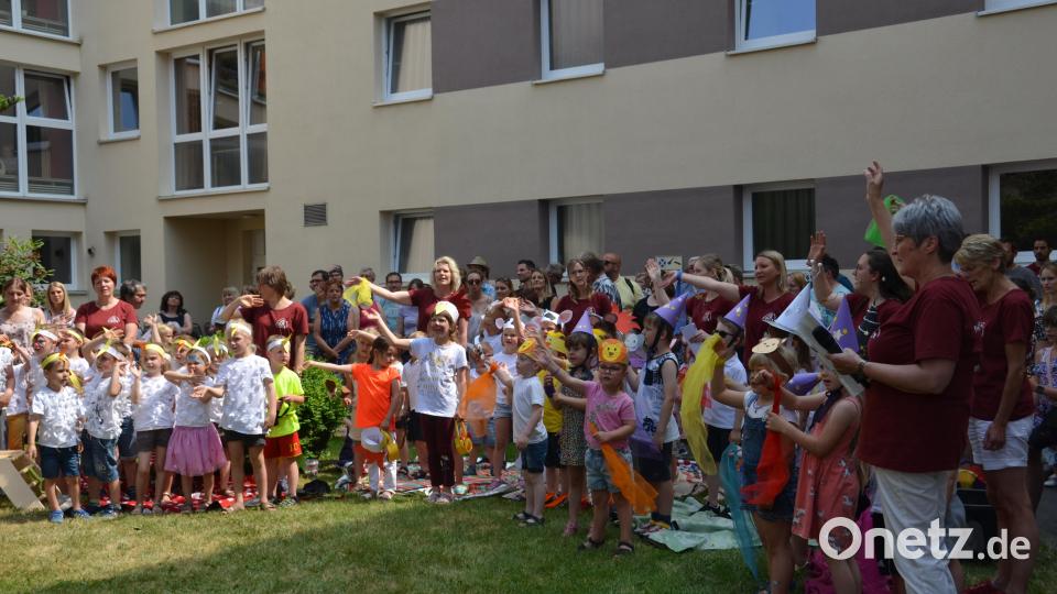 In ein buntes Farbenland auf einer Insel, die sanft vom Meer umspült wird, entführten die Buben und Mädchen aus der Kindertagesstätte Don Bosco die Besucher beim Pfarrfest und ernteten dafür tosenden Applaus. Bild: dob