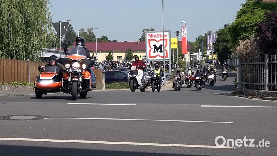 Abfahrt der Biker von Auerbach nach Nitzlbuch. Bild: jma