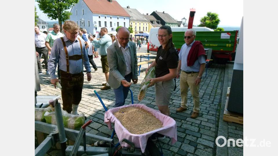 stellv. Landrat albert Nickl und Stadtzverbandsvorsitzener Michael König überzeugen sich von der Qualität der Pellets Bild: rn
