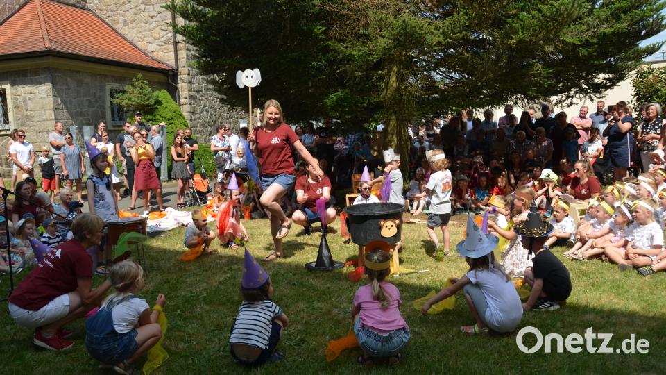 In ein buntes Farbenland auf einer Insel, die sanft vom Meer umspült wird, entführten die Buben und Mädchen aus der Kindertagesstätte Don Bosco die Besucher beim Pfarrfest und ernteten dafür tosenden Applaus. Bild: dob