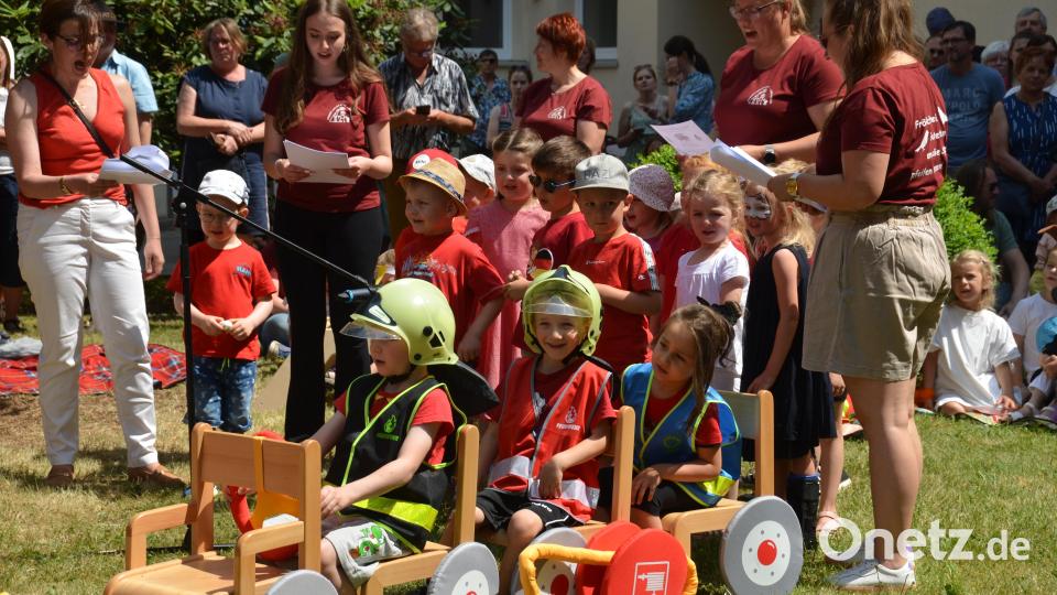 Die Feuerwehrmannschaft löschte das Feuer, das die uralte Schattenhexe gelegt hatte. Bild: dob