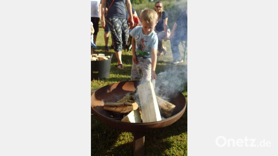 Die Jungen und Mädchen ließen große Vorsicht walten, als sie ihre Stäbchen und Holzscheite in das Johannisfeuer warfen, um es zum Brenne zu bringen bzw. am Brennen zu halten. Bild: u