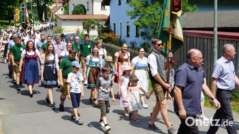 Die Bayerntreuschützen veranstalten anlässlich der Renovierung des Schützenhauses und der Einweihung des neuen Schießstandes einen Festzug. Bild: fvo