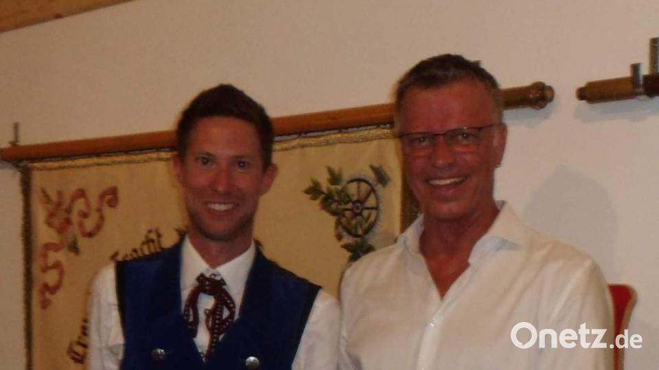 Bürgermeister Hermann Falk (rechts) gratuliert den Trachtlern zu ihrem Schmuckstück und übergibt an Vorsitzenden Michael Meier einen Scheck. Bild: u