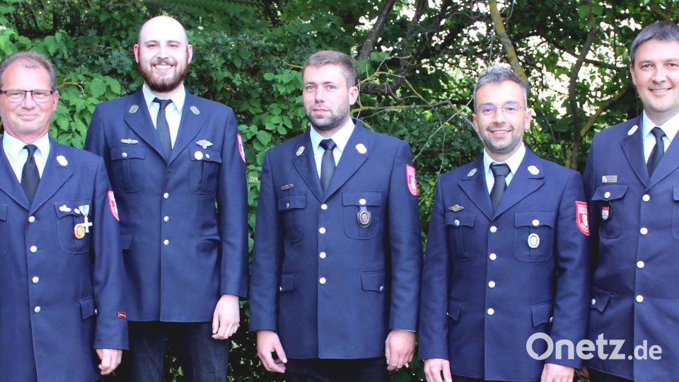 Die Rottendorfer Feuerwehr hat wieder eine neue Führungsriege: Erster Kommandant Thomas Fronhofer (Dritter von Links), stellvertretende Kommandanten Simon Weikmann (Mitte) und Michael Hierl (Zweiter von Rechts). Bild: Mutzbauer/exb