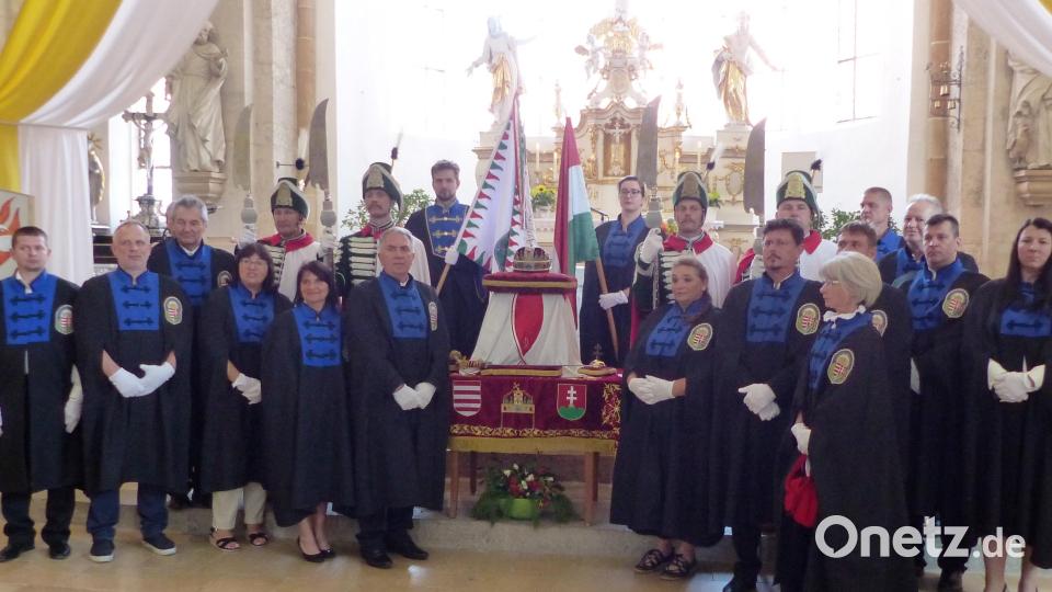 Die Vitéz-Ritter mit den 4 Krongardisten und den Kroninsignien für dem Altar der Kastler Klosterkirche. Bild: jp