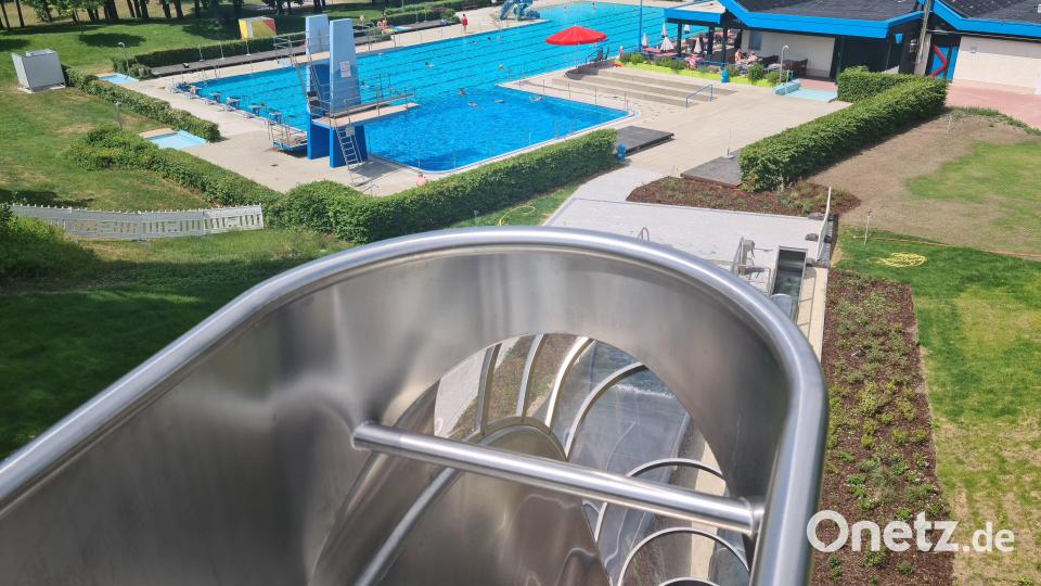 Nervenkitzel und einen wunderbaren Ausblick über das Waldbad bietet die Freefall-Rutsche. Bild: sne