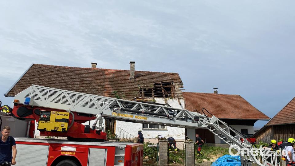 In Mitterkreith bei Roding ist ein Baum auf ein Dach gefallen. Bild: Kreisbrandinspektion Cham