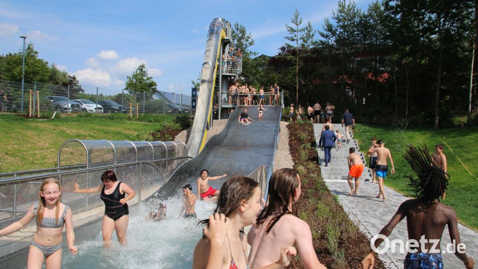 Raus aus dem Wasser und gleich wieder hinten anstellen: Die Kinder kriegen vom Rutschen nicht genug. Bild: sne