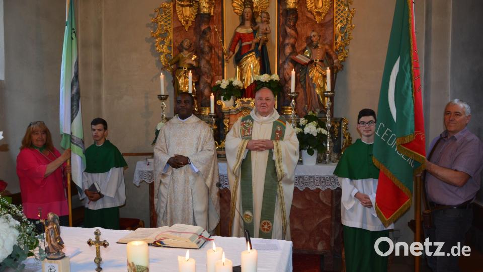 Landvolkpfarrer Christian Liebenstein war Hauptzelebrant und Festprediger beim Festgottesdienst. Mit am Altar stand Pfarrvikar Dr. Linus Chukwudi Nwankwo aus Erbendorf. Links Brigitte Meyer, die Vorsitzendes des Landvolks Wernersreuth sowie die zahlreichen Fahnenabordnungen. Bild: jr