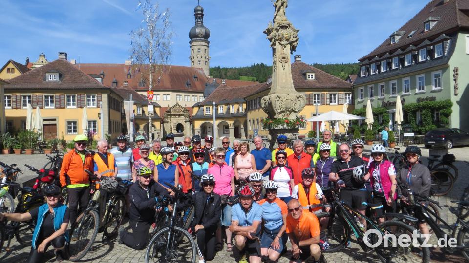Die Radgruppe vor dem Schloss in Weikersheim. Bild: exb