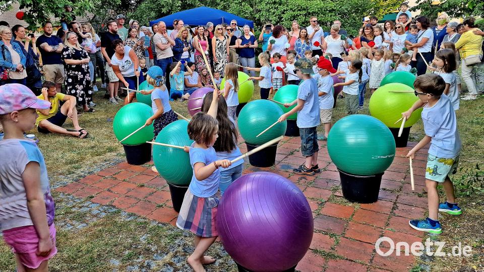 Die Kinder des Kindergartens Neunkirchen trommeln auf Gymnastikbällen Lieder aus Bella Italia - passend zum ökumenischen Sommernachtsfest in Neunkirchen unter dem Motto Italien. Bild: R. Kreuzer