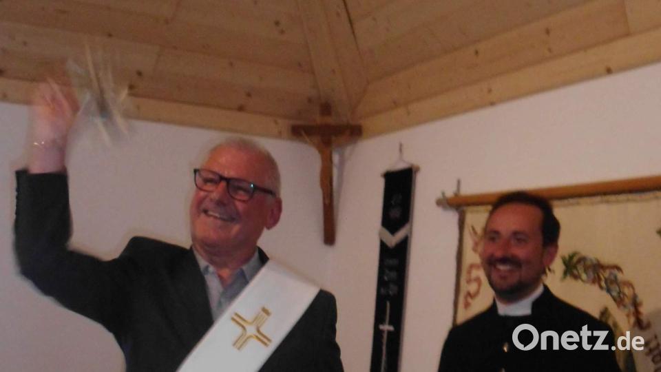 Die kirchliche Segnung des Trachtler-Vereinsheims nehmen Diakon Richard Sellmeyer (links) und Pfarrer Stefan R. Fischer vor. Bild: u