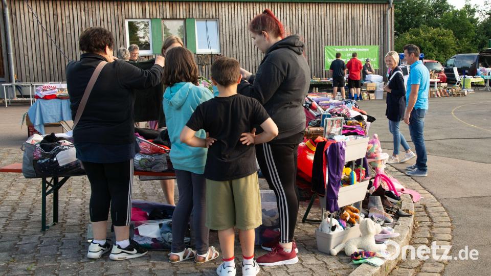 Beim Nacht-Flohmarkt wurde so manches Schnäppchen gemacht. Bild: Welnhofer/exb