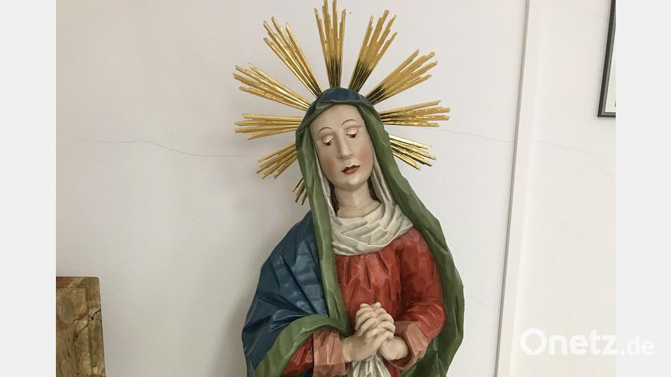 Nun zeigt sich die Marienstatue „Maria mit dem Tränentuch“ in der Hahnbacher Kirche wieder in strahlendem Glanz. Bild: mma