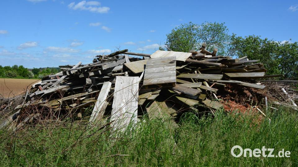 2021 konnte in Konnersreuth wegen der Corona-Pandemie kein Johannisfeuer abgebrannt werden. Der illegal aufgeschüttete Holzhaufen wurde vor zwei Jahren von der Gemeinde &quot;kontrolliert&quot; abgebrannt. Archivbild: jr