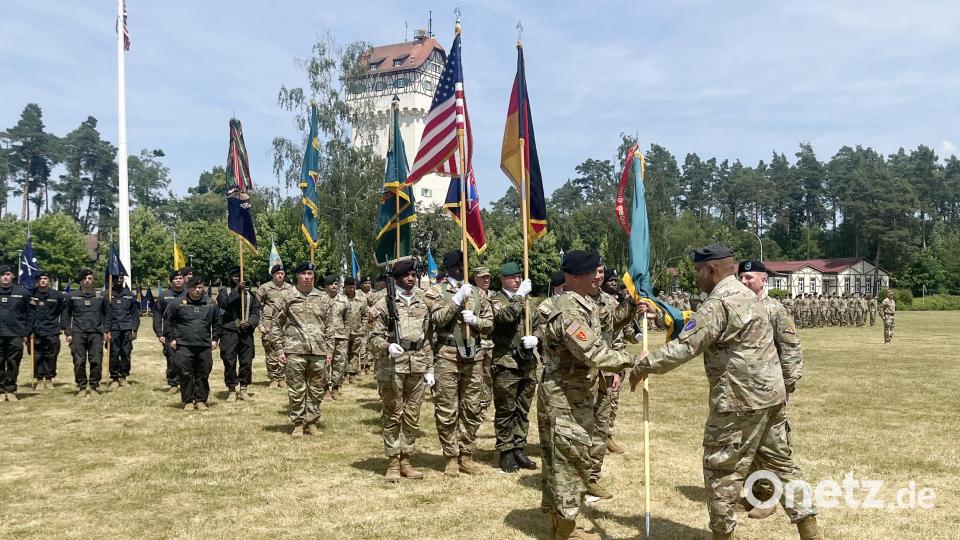 Die Übergabe der Truppenfahne vor der angetretenen Formation auf dem Paradefeld vor dem Wasserturm ist das äußere Zeichen des Kommandowechsels beim 7th ATC. Bild: mor