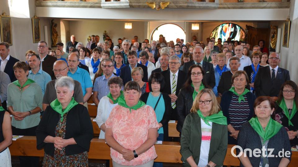 Voll besetzt waren die Bankreihen in der Pfarrkirche zum Festgottesdienst. Bild: jr
