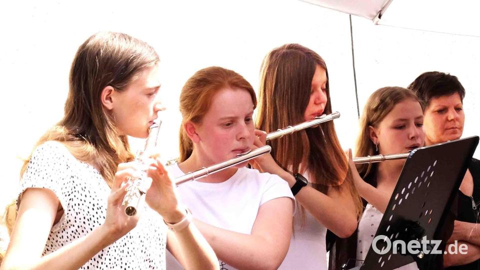 Querflötistinnen von Illbirgis Klimperkiste mit einer der Leiterinnen, Agnes Hollweck (rechts), bei ihrem musikalischen Beitrag zum Diakonie-Gemeindefest in Illschwang. Bild: no