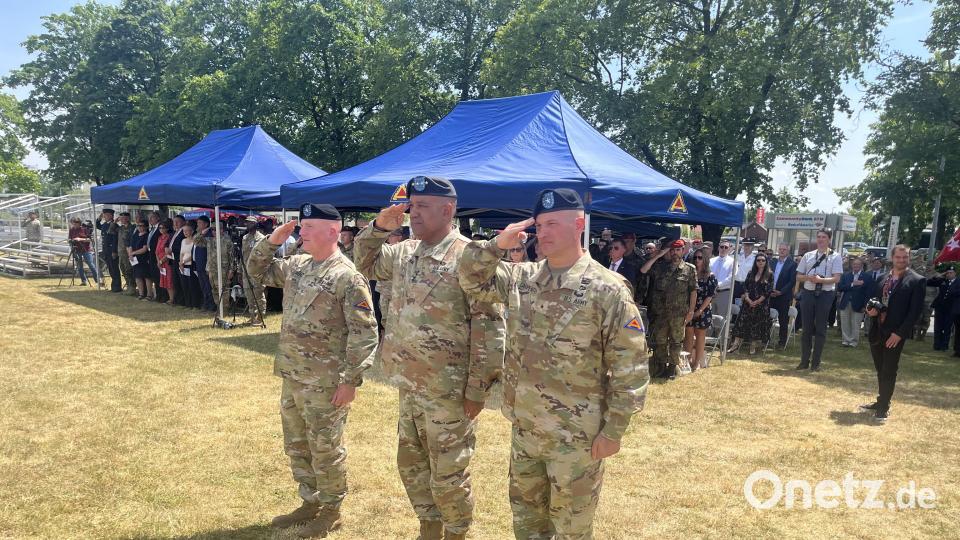 Brigadegeneral Steven Carpenter (rechts)ist der neue Kommandeur des 7. US-Armee Ausbildungskommandos. General Darryl Williams (Mitte) übergibt ihm das Kommando von Brigadegeneral Joseph Hilbert (links). Bild: mor