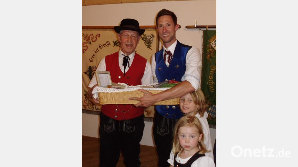 Traditionsbewusst übergab Vorstand Erwin Meier vom Heimat- und Volkstumsverein Ehebachtaler als symbolisches Einzugsgeschenk einen Korb mit Brot und Salz, ein Präsent, das für Sesshaftigkeit und Gemeinschaft steht. Bild: u