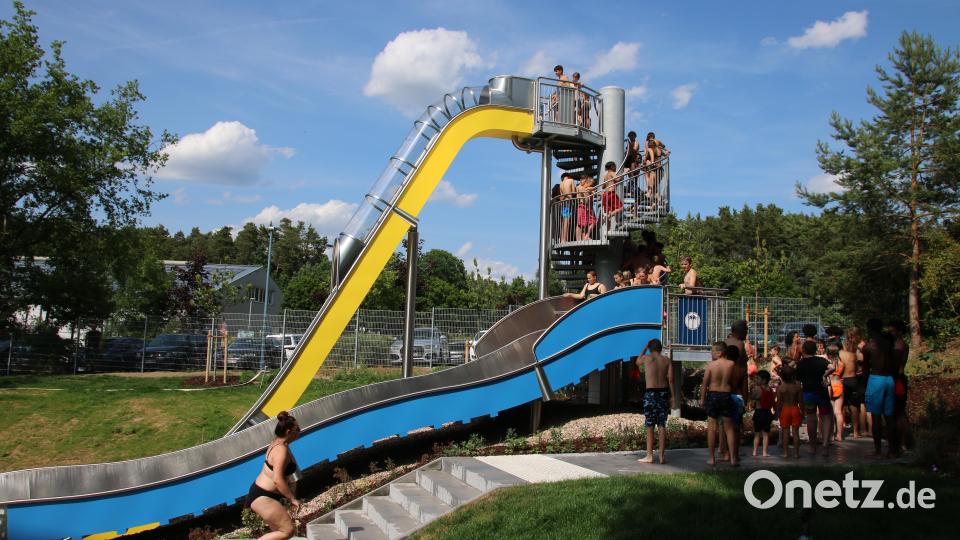 Etwas Geduld war am ersten Tag schon nötig, die Schlange an der Rutsche ist lang. Bild: sne