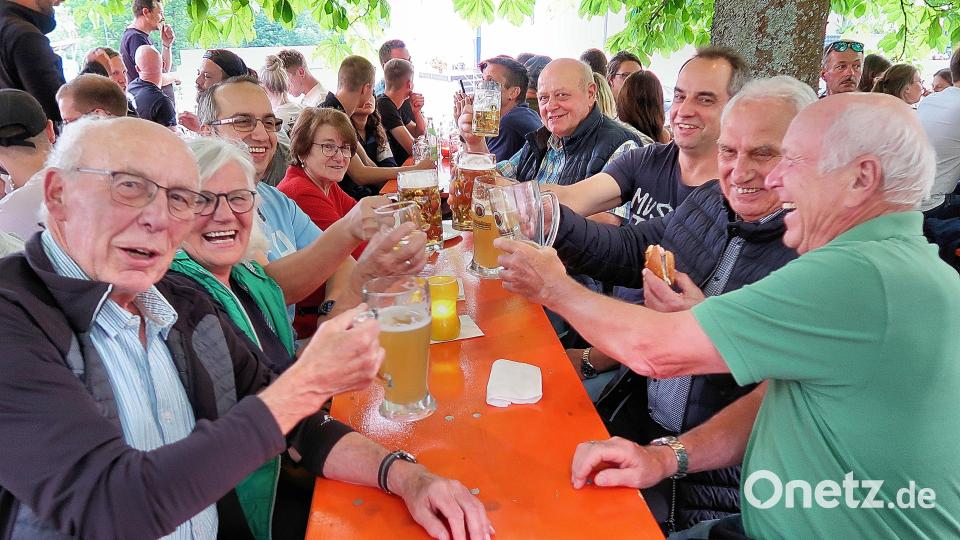 Fröhlich feierten die vielen Gäste beim Weinfest der Frauenreuther Sportschützen. Bild: bsc