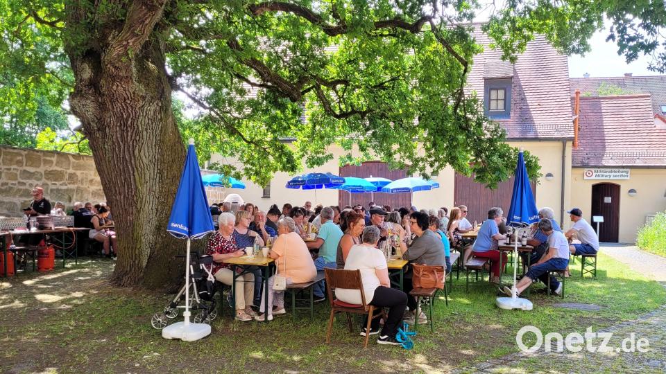 Die schattigen Sitzplätze unter der alten Eiche sind sehr begehrt. Bild: abu