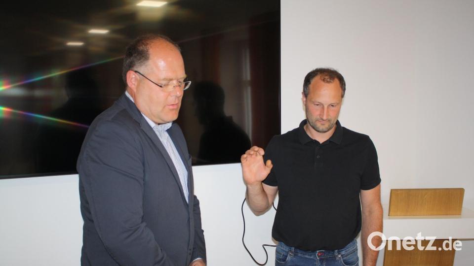 Für den verstorbenen Alfons Przetak rückt Tobias Busch (rechts) in die CSU-Gemeinderatsfraktion nach. Vor Bürgermeister Thorsten Hallmann leistete er den Eid auf die verfassungsmäßige Rechtsordnung. Bild: bjp
