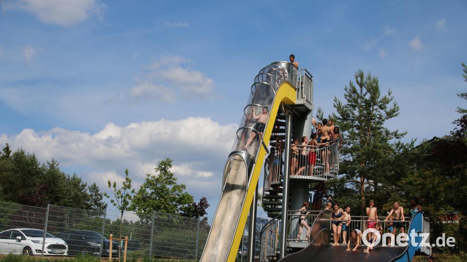 Steil geht es von der Freefall-Rutsche hinab. Bild: sne