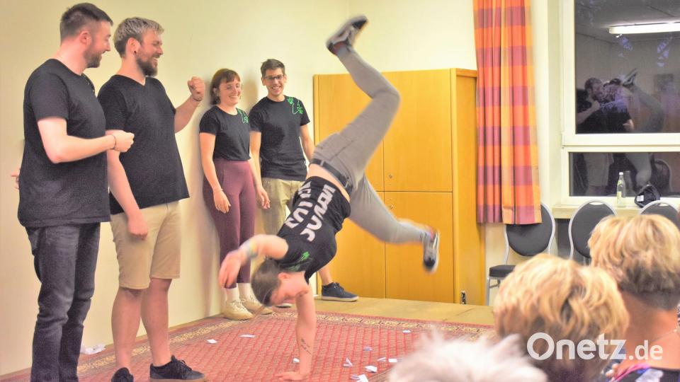 Die &quot;Keckos&quot; aus Nürnberg bringen einfallsreiches Impro-Theater ins Jugendheim, hier der &quot;Ratschlag&quot;. Bild: rgr