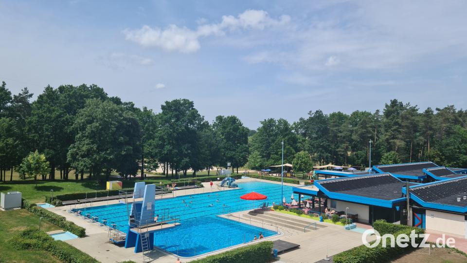 Einen wunderbaren Ausblick über das Waldbad hat man von der Freefall-Rutsche. Bild: sne