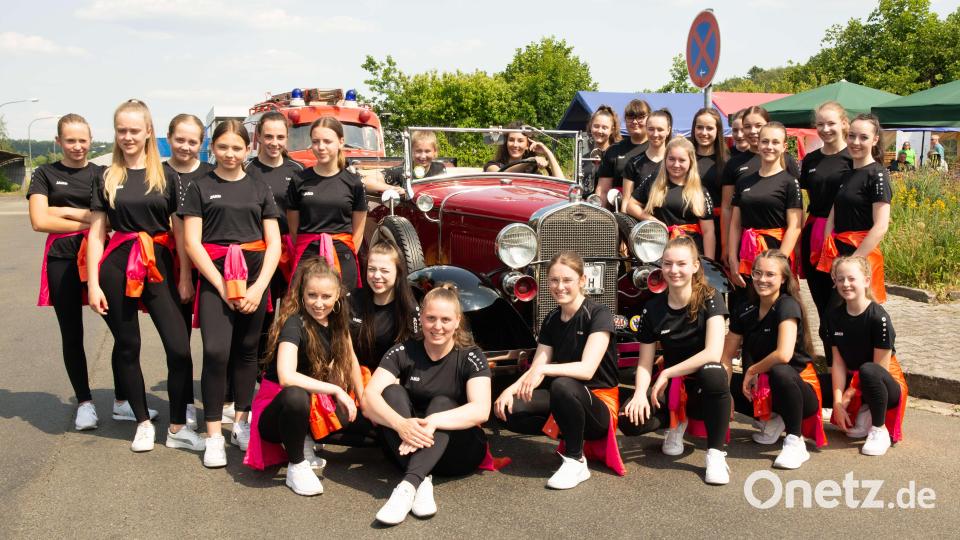 Einige Oldtimerfahrer steuerten am Sonntag das Familienfest an. Dieses Exemplar war gleich von den Mädchen der Tanzgruppe umringt. Bild: Welnhofer/exb