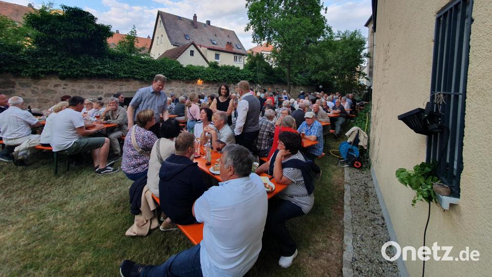 Die Pfarrei Kemnath hatte zum Weinabend in den &quot;schönsten Weingarten der Stadt&quot; hinter dem Pfarrbüro eingeladen. Weit über einhundert Besucher waren der Einladung gefolgt. Bild: Pfarrei Kemnath/exb
