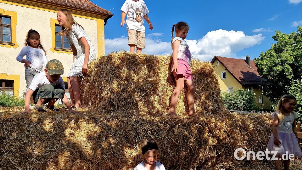 Kinder vergnügen sich in der Spielecke an der Strohballenburg. Bild: R. Kreuzer