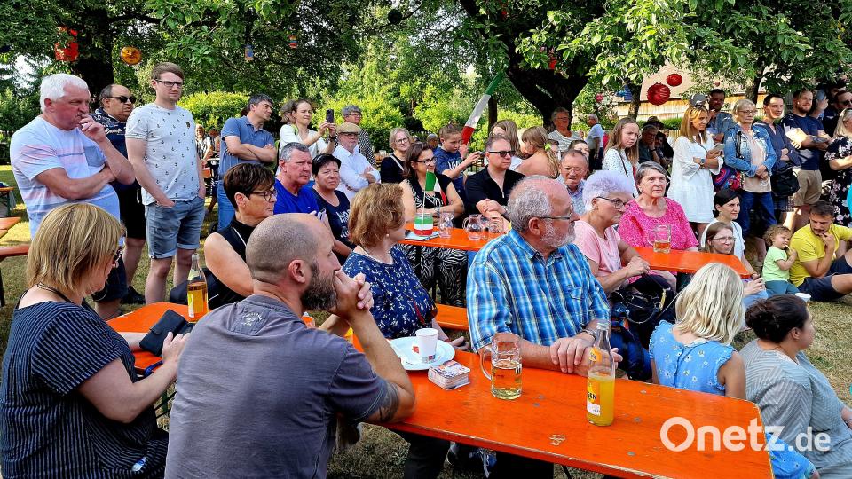Zahlreiche Gäste besuchen das ökumenische Sommernachtsfest der beiden Gemeinden in Neunkirchen. Bild: R. Kreuzer