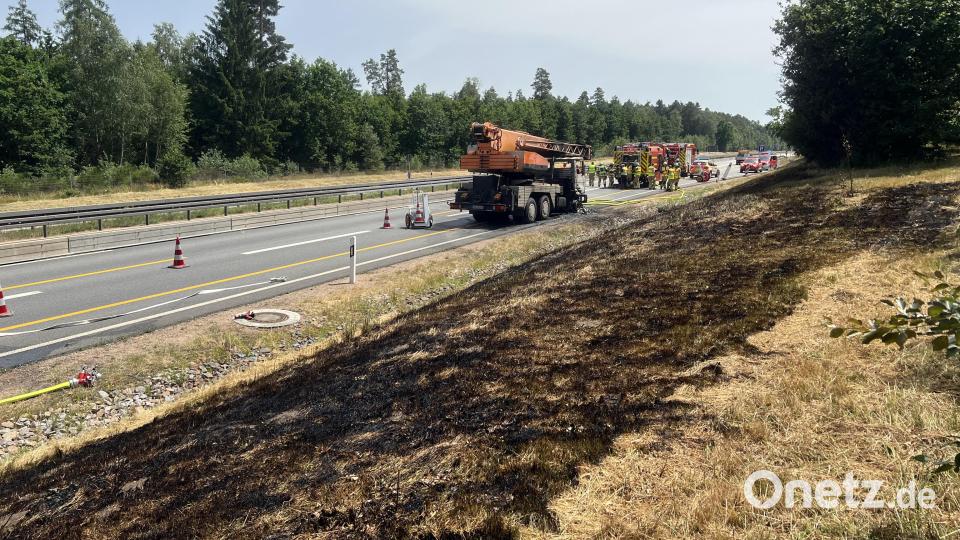 Die Böschung an der Autobahn hat auch Feuer gefangen. Bild: Kreisbrandinspektion Schwandorf/exb