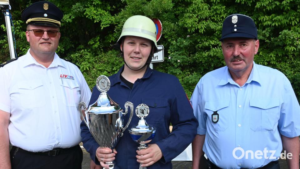 Die Feuerwehr Gebelkofen 1 gewann ihre Wertungsgruppe und den Wanderpokal Oberpfalzcup: Von links Jürgen Kohl als Vorsitzender des Bezirksfeuerwehrverbands Oberpfalz, Gruppenführer Manuel Bannert und Landeswettbewerbsleiter Karl Diepold. Bild: gf