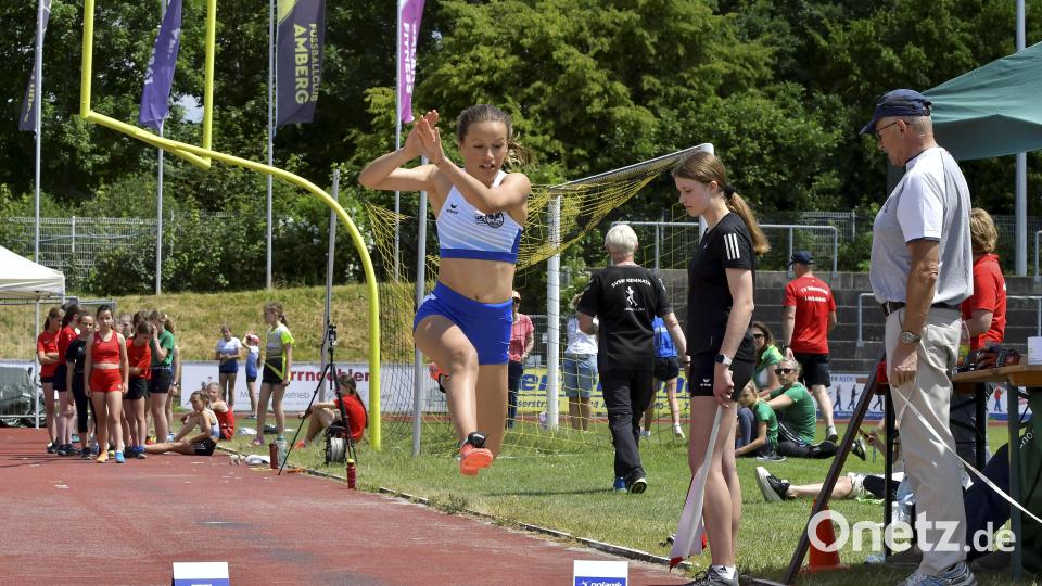 Josefine Ludolph vom ESV Amberg beim Weitsprung. Bild: Hubert Ziegler