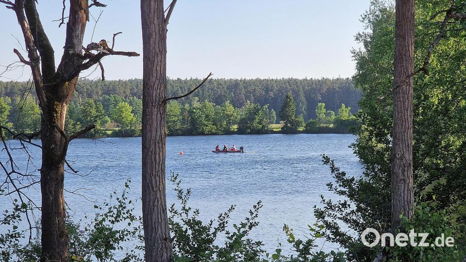 Mit einem Sonargerät an Bord des Bootes suchen die Wasserwachtler den Manteler Weiher ab. Bild: R. Kreuzer