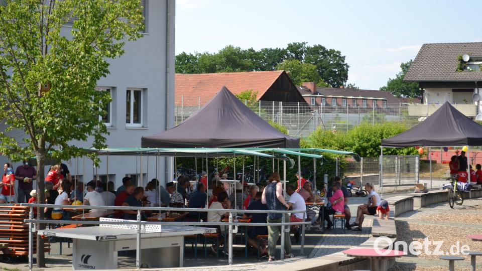 Unter Schirmen und Überdachungen konnte im Pausenhof der Schule dank der Eisstockschützen Hunger und Durst gestillt werden. Bild: kki