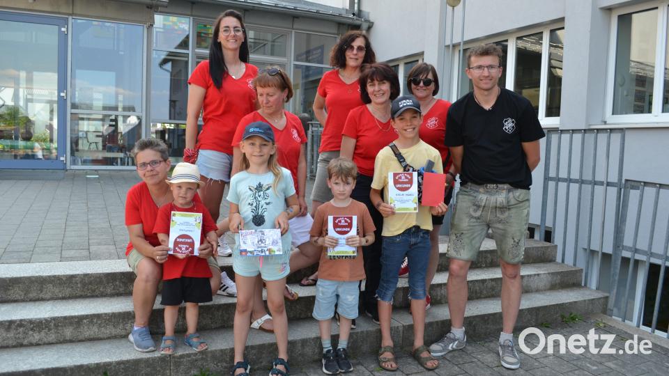 Abteilungsleiterin Angela Zimmerer (Dritte von rechts) gratulierte Niklas Mückl zum ersten Platz (vorne rechts) und übergab ihr Amt an Nachfolger Konrad Braun (rechts). Bild: kki