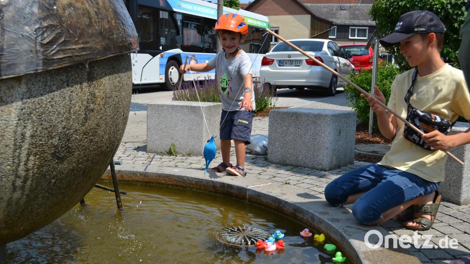 Einen ganz dicken Fisch hatten Ludwig und Niklas gleichzeitig aus dem Dorfbrunnen gezogen, bei den Temperaturen eine willkommene Abkühlung. Bild: kki