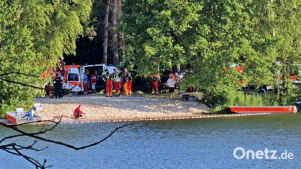 Über Stunden suchen die Einsatzkräfte am Manteler Badeweiher nach einer Frau. Bild: R. Kreuzer