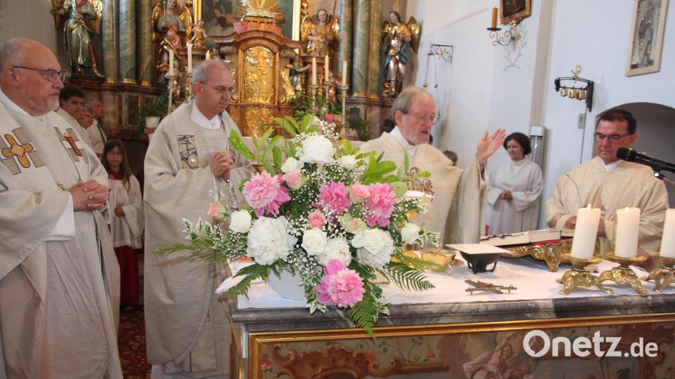Sie feierten den Festgottesdienst in Konzelebration: (von links) Anton Witt, Johann Hoffmann, Domdekan Josef Ammer und Stadtpfarrer Konrad Amschl. Bild: kro