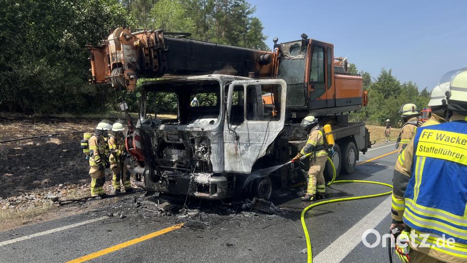 Auf der A 93 bei Schwandorf ist ein Autokran voll ausgebrannt. Bild: Kreisbrandinspektion Schwandorf/exb
