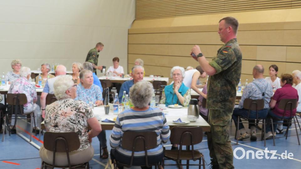 Soldaten der Patenschaft mit dem Artilleriebataillons 131 aus Weiden bewirteten die Windischeschenbacher Senioren. Bild: adj