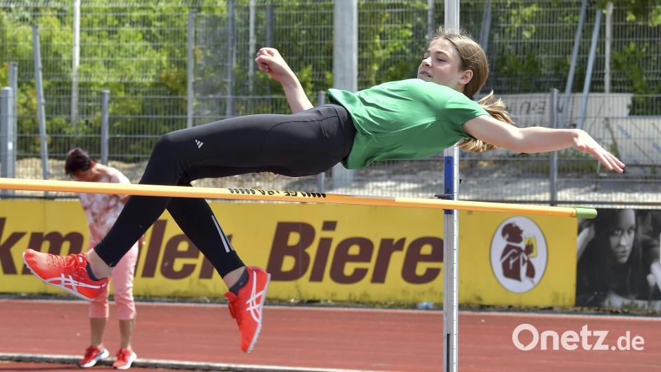 Lina Sladky vom ATSV Tirschenreuth beim Hochsprung. Bild: Hubert Ziegler