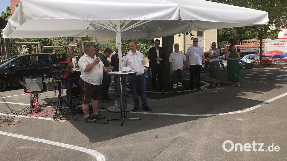 Den Festakt im Pausenhof der Grundschule Wiesau leiteten Bereitschaftsleiter Robert Wolfrum und der Chef des Betreuungsdienstes am BRK-Standort Wiesau, Ralf Arnold (von links). Bild: wro